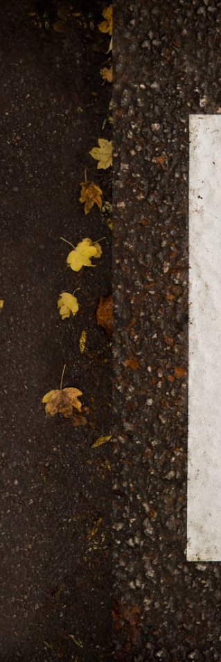 En bild på ett trasigt övergångställe med en skylt av Läkare Utan Gränser bredvid där det står "I krig går ingen säker"