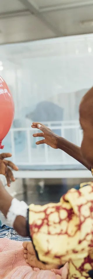 Tvååriga Sheku Kamara behandlas för malaria, undernäring och lunginflammation på Hangha sjukhus i Sierra Leone.