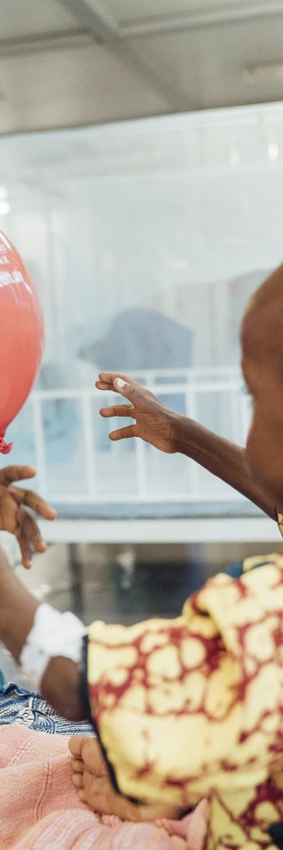 Tvååriga Sheku Kamara behandlas för malaria, undernäring och lunginflammation på Hangha sjukhus i Sierra Leone.