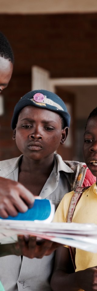 I Malawi erbjuder vår ungdomsklubb en trygg plats där unga patienter har tillgång till hiv-vård med uppföljning, labbtester och psykiskt stöd.