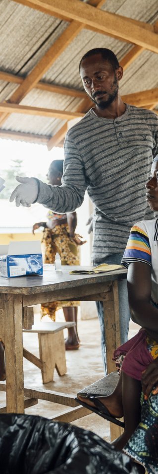 En mamma och hennes barn besöker ett av Läkare Utan Gränsers sjukhus för barn under fem år i Kenema, Sierra Leone