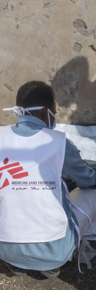 En man som flytt från Tigray i norra Etiopien får hjälp av Läkare Utan Gränser i transitlägret Al Hashaba i Sudan.