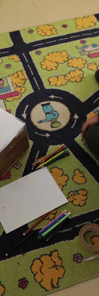 Vår psykolog Sameeh samtalar med ett barn på vår klinik i Nablus, Palestina.