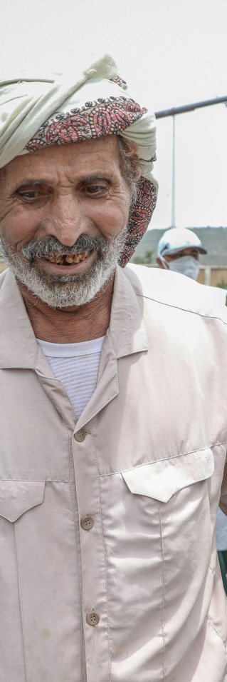 Patienten Ghanem Qaid Nasser, som insjuknat i covid-19, tas emot vid Läkare Utan Gränsers isoleringsenhet i Ibb, Jemen.