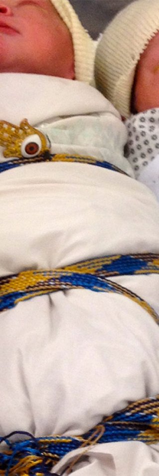 Två välinlindade nyfödda på mödravårdskliniken i Kabul.