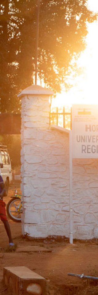 En man passerar ingången till det regionala sjukhuset i Bambari, Centralafrikanska republiken