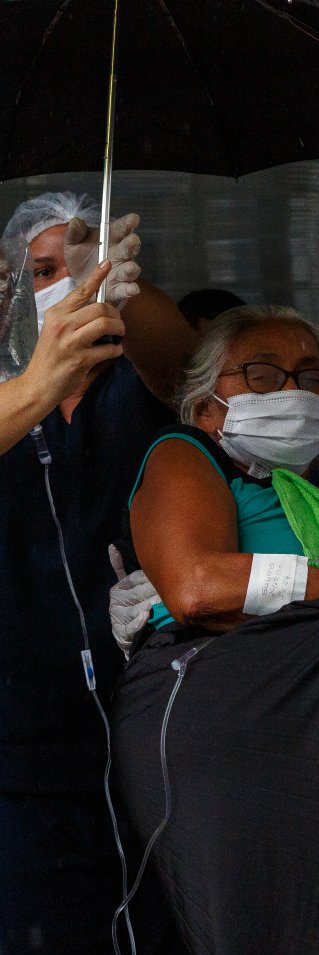 En covidpatient i Amazonasregionen, Brasilien, blir buren till ambulansen.