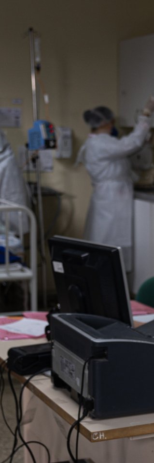 Sjukvårdspersonal tar hand om en patient med covid-19