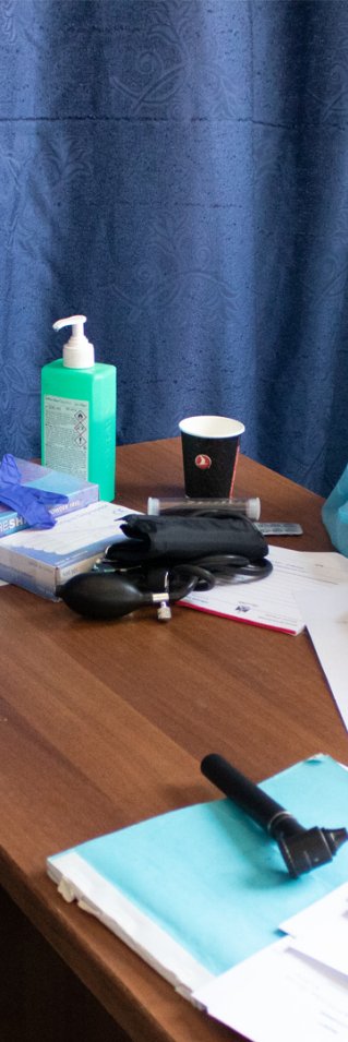 Läkare Utan Gränsers team undersöker en patient i Hebron på Västbanken.