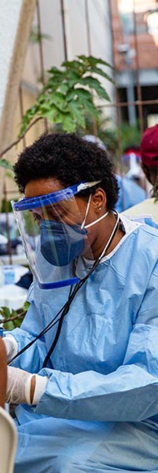 Medicinsk personal undersöker en kvinna i Vaz Lobo, Rio de Janeiro, Brasilien.