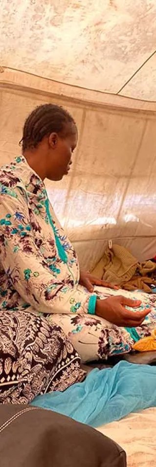 Safi Keita, som är gravid, sitter i ett tält tillsammans med andra kvinnor i Assamaka, Niger.