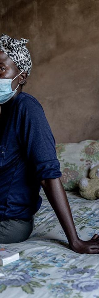 Phenduka Mtshali, som har läkemedelsresistent tuberkulos, sitter på sängen i sitt hem i Mbongolwane, Sydafrika.