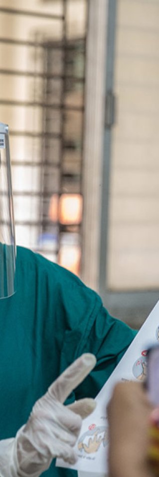 En anställd från Läkare Utan Gränser, i skyddskläder, på Pandit Madan Mohan Malviya Shatabdi sjukhus i Indien.