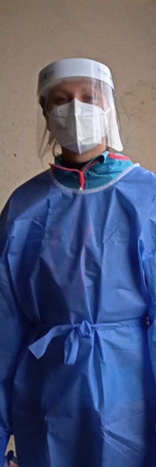 Läkaren Johanna Jansson, som arbetar med covid-19 i Slovakien, står i ett trapphus och tittar in i kameran.