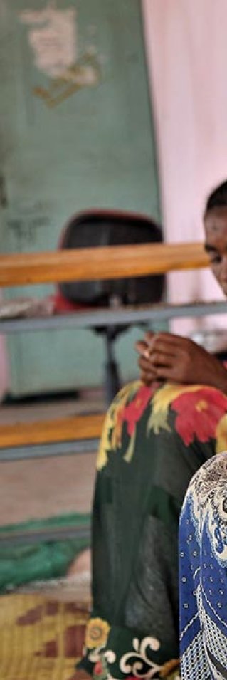 Wagiha sitter med sina barn i en skola i staden Abi Adi, centrala Tigray, Etiopien.⁣