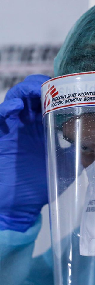 En anställd från Läkare Utan Gränser sätter på sig skyddsutrustning för att arbeta med vår insats mot covid-19 i Indien.