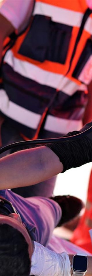 Läkaren Natalie Thurtle, medicinsk koordinator för Läkare Utan Gränser, ser efter en man som ligger på en bår efter sammandrabbningar i Jerusalem.