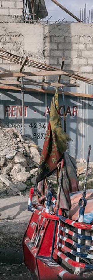 Två män går på en gata i Haitis huvudstad Port-au-Prince.