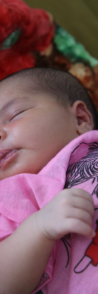 En bebis med rosa kläder sover på vår avdelning för nyfödda. 