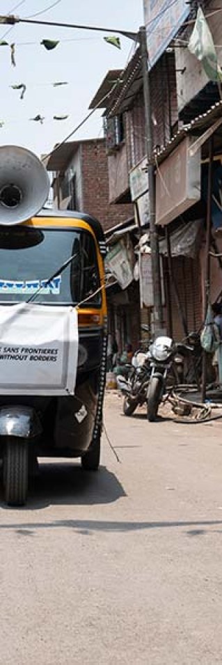 Läkare Utan Gränsers team sprider hälsoinformation kring covid-19 från en tuk-tuk i Mumbai, Indien.