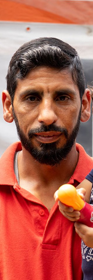 Jaber Alsoudy från Syrien bor med sin fru och son i ett läger på Samos sedan november 2019. 