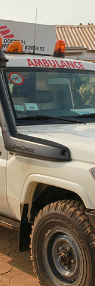 En ambulans från Läkare Utan Gränser utanför sjukhuset i Mamfe, Kamerun