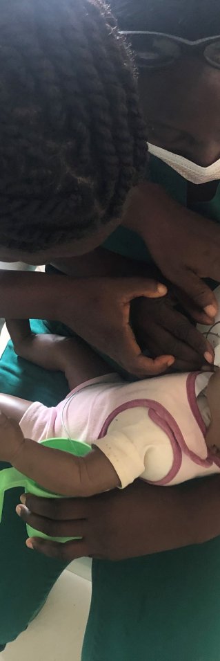 Personal på Läkare Utan Gränsers sjukhus i Kenema, Sierra Leone, utbildas inom amning.