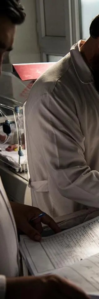 Läkarna Daud och Asadullah Mal undersöker en patient på intensivvårdsavdelningen på Boost sjukhus i Lashkar Gah, Afghanistan.