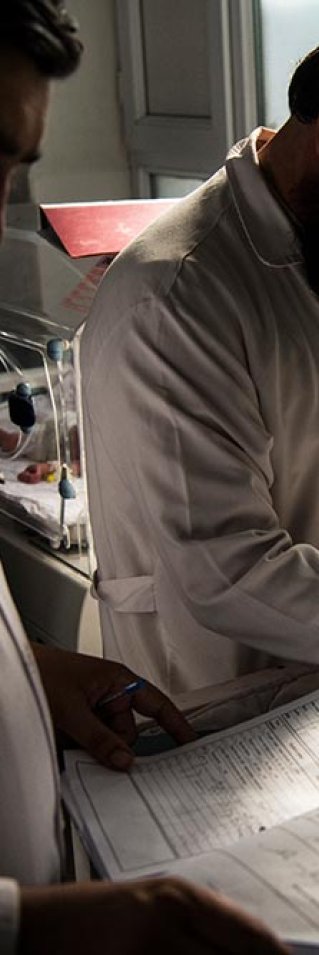 Läkarna Daud och Asadullah Mal undersöker en patient på intensivvårdsavdelningen på Boost sjukhus i Lashkar Gah, Afghanistan.