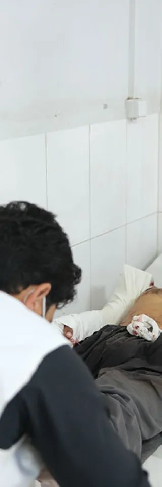 Mahmood sköts när han och hans familj flydde från Lashkar Gah. Nu får han vård av Läkare Utan Gränser på Boostsjukhuset.