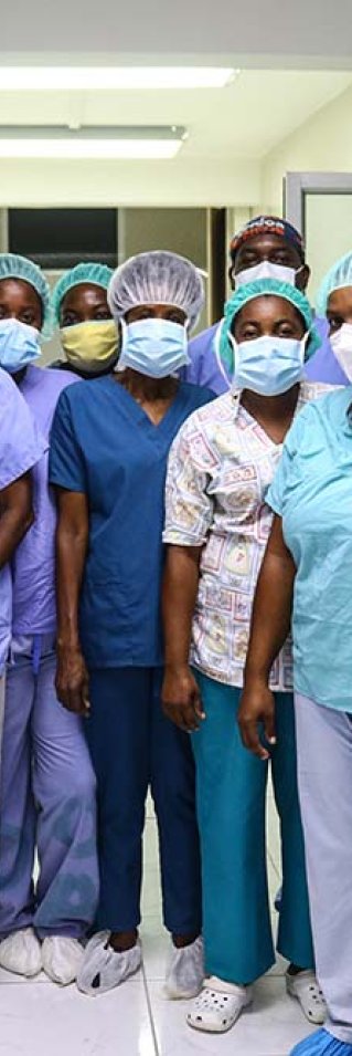 Ett medicinskt team, inklusive två kirurger och en operationssjuksköterska, reste dagen efter jordbävningen som drabbade Haiti den 14 augusti till Jérémie för att behandla skadade på St. Antoines sjukhus.