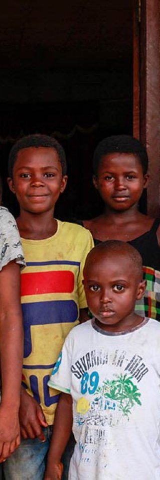 Tanyi Serah i Kamerun tar hand om 24 barn.