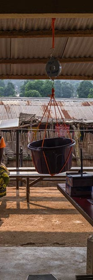 Innifrån en vårdcentral i byn Nzacko, Centralafrikanska republiken. Utanför sitter tre kvinnor på en bänk och väntar på sin tur.