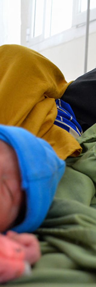 Zaima Hussain ligger i sängen med sin nyfödda Aiesha på sjukhuset i al-Qanawis, Jemen.