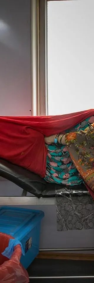 En gravid kvinna undersöks på Khost sjukhus i Afghanistan.