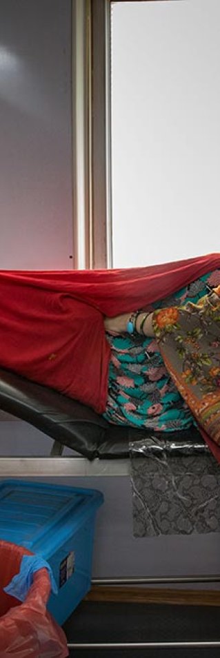 En gravid kvinna undersöks på Khost sjukhus i Afghanistan.