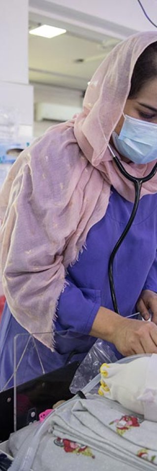 En barnläkare undersöker en nyfödd bebis på neonantalavdelningen på Khost sjukhus i Afghanistan.