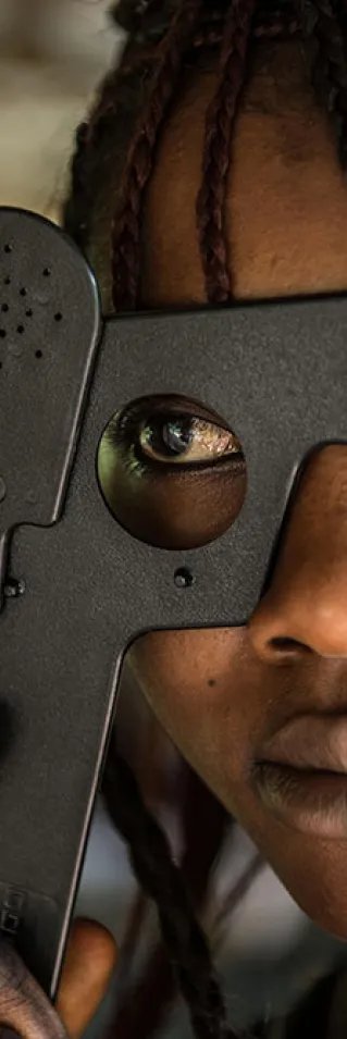 Aminata Koroma, som överlevde ebola, får sin syn testad av Läkare Utan Gränser i byn Mabekoh, Sierra Leone.
