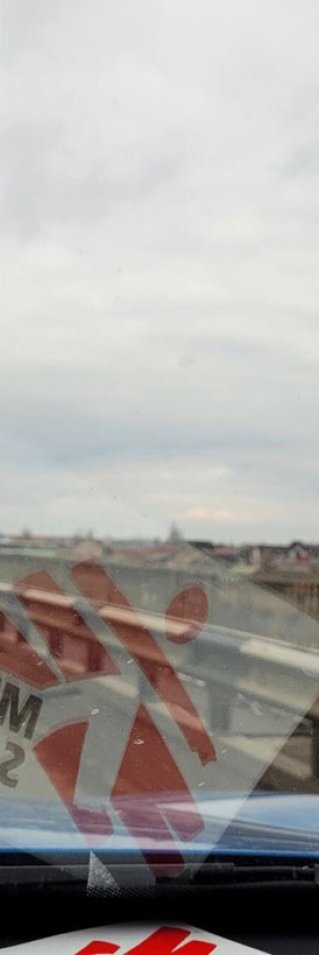 En bild från Läkare Utan Gränser kör över en bro i Odessa, Ukraina.