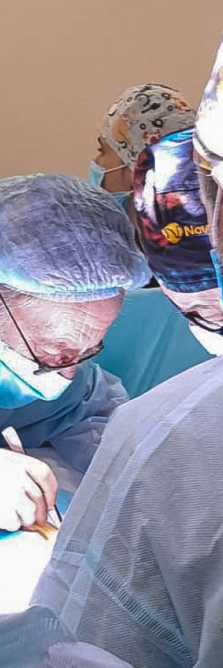 Martial Ledecq, som arbetar som kärlkirurg för Läkare Utan Gränsers, arbetar i operationssalen på Okhmatdyt-sjukhuset i Kiev den 14 mars 2022