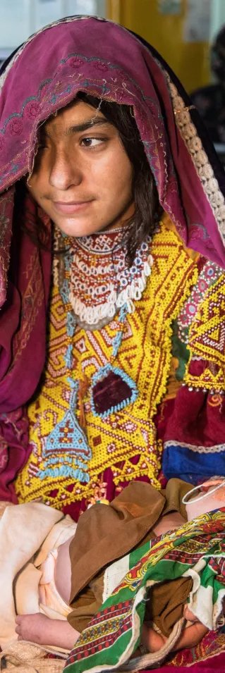 Ahmad, som är en och en halv månad gammal, är undernärd. Han ligger si sin mamma Bibi Hajiras knä på Boost sjukhus, Afghanistan.