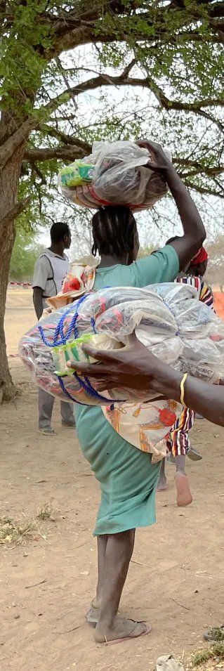 En medarbetare från Läkare Utan Gränser delar ut filtar i lägret Nyin Deng Ayuel, i Twic County, Sydsudan.
