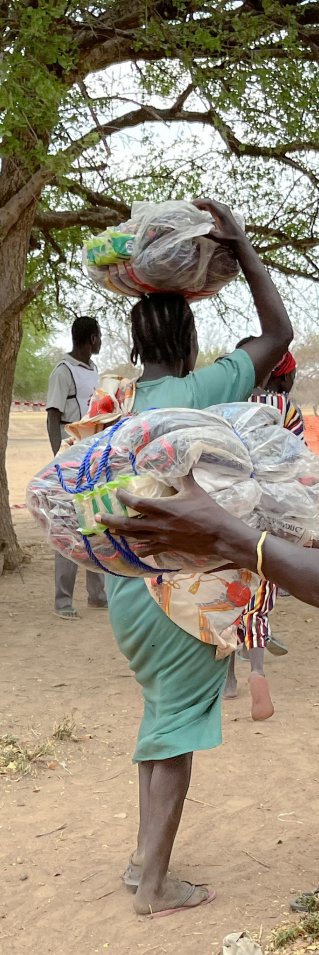 En medarbetare från Läkare Utan Gränser delar ut filtar i lägret Nyin Deng Ayuel, i Twic County, Sydsudan.