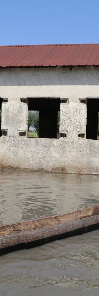 En kvinna tar sig fram med hjälp av en kanot efter översvämningar som drabbade Old Fangak, Sydsudan. 