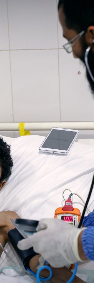 Waddah, 15, ligger på isoleringsavdelningen i Aden, Jemen, eftersom hans sår har blivit infekterade.