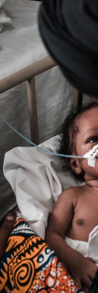 En nyfödd bebis i Guinea-Bissau sondmatas.