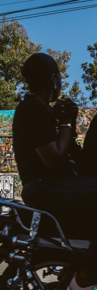 Två personer på en cykeltaxi i Pétionville, Port-au-Prince, Haiti.