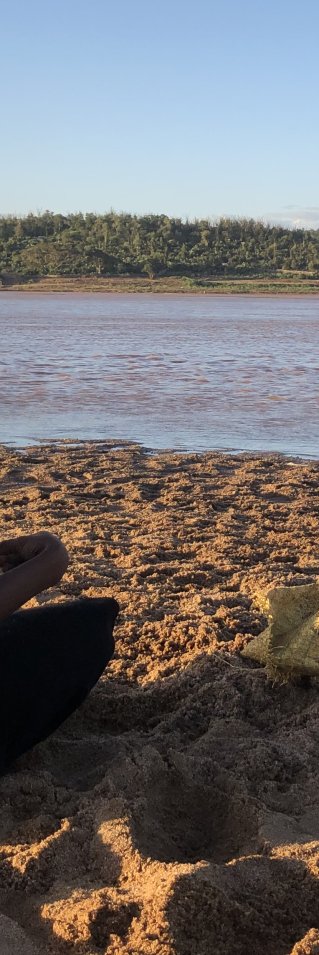 En medarbetare från Läkare Utan Gränser samtalar med Claudine vid floden Mandraré i Madagaskar.