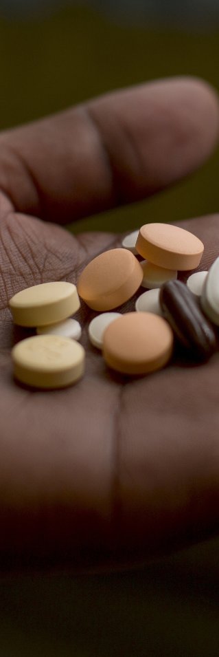 En patient med multiresistent tuberkulos visar upp sin dagliga dos mediciner.