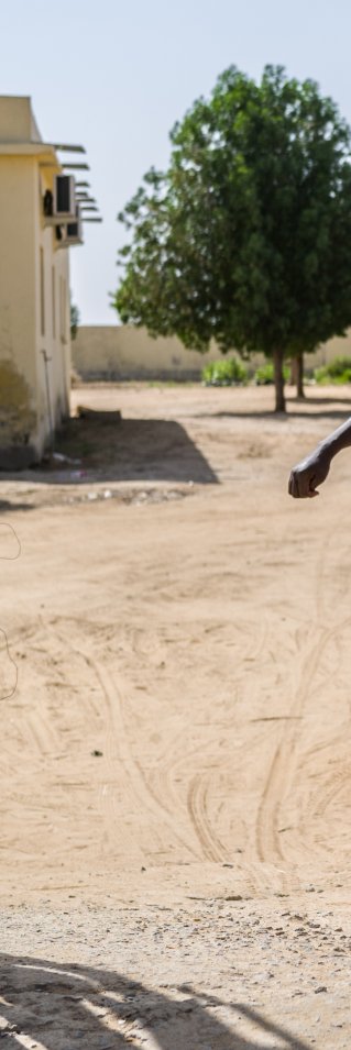 Bria, vars son vårdas för undernäring på sjukhuset i N’Djamena, Tchad, går längs en väg.